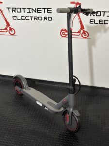 Trotinetă electrică KuKirin G2 MAX cu cheie Anvelope off-road pneumatice de 10*2.75 inch, Motor fără perii de 1000W, Viteză maximă 55 km/h, Acumulator 48V 20Ah, Autonomie 80 km