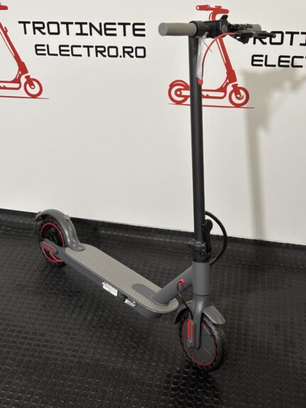 Trotinetă electrică KuKirin G2 MAX cu cheie Anvelope off-road pneumatice de 10*2.75 inch, Motor fără perii de 1000W, Viteză maximă 55 km/h, Acumulator 48V 20Ah, Autonomie 80 km